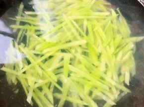 莴笋切成丝放入开水中焯水切记时间不要过长