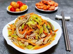  每一餐都少不了水果的搭配