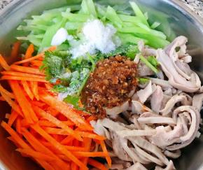 放入调味料自制蒜蓉辣椒油、糖、醋、盐、味精