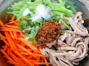 放入调味料自制蒜蓉辣椒油、糖、醋、盐、味精