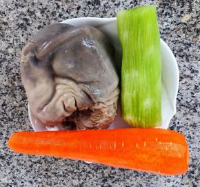 准备原材料自己卤的猪肚、胡萝卜和莴笋去皮洗净