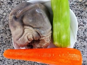 准备原材料自己卤的猪肚、胡萝卜和莴笋去皮洗净