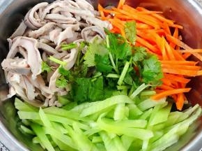 猪肚丝莴笋和胡萝卜丝放入容器中香菜切段