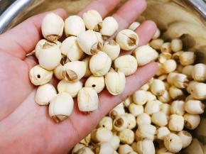 我用的这种广昌去芯干莲子。看清楚是尖嘴，颜色自然，很清新的莲香。这种莲子没有莲心不用泡直接煮就可以了