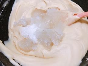 油完全加入进去以后，一次性加入白糖和水怡，糖加入以后馅又会变稀，别着急慢慢的翻炒