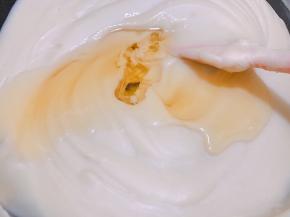 再分4到5次加入花生油，每加入一次油都要完全把油炒进去后再添加下一次