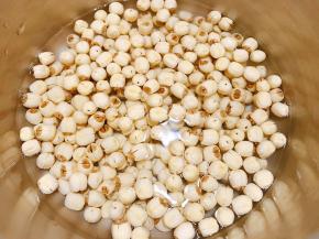 高压锅里放入莲子，加入清水，水量要高过莲子一个指节