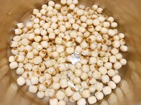 高压锅里放入莲子，加入清水，水量要高过莲子一个指节
