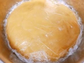 把炒好的馅放入盆里，贴着馅盖上保鲜膜才不会有水汽