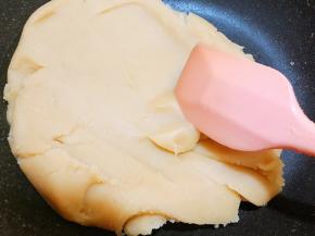 翻炒至抱团儿不沾刮刀，不沾刮刀后我又翻炒了1到2分钟