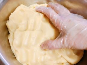 等凉到温热不烫手后，戴上一次性手套像揉面那样揉，一定要多揉延展性才会好