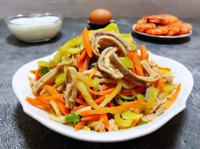 搭配一盘白灼虾、水煮蛋、鲜牛奶就是营养丰富的一餐