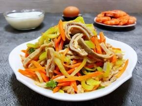 搭配一盘白灼虾、水煮蛋、鲜牛奶就是营养丰富的一餐