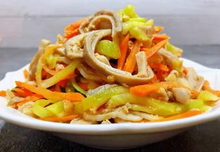 酸辣可口的凉拌猪肚莴笋胡萝卜丝装入盘中就大功告成了