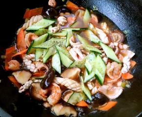 放入黄瓜片同时放入盐和味精调味均匀