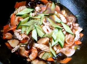 放入黄瓜片同时放入盐和味精调味均匀