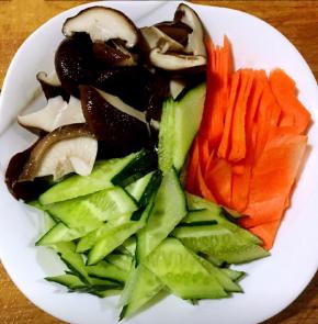 香菇焯水后立即放入冷水中过凉再沥干水份胡萝卜黄瓜切成马蹄片