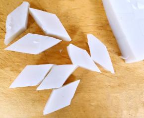 新鲜的焖子切成大小均匀的菱形块