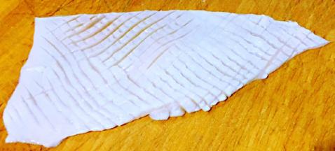 鱿鱼洗净沥干水份切成十字花刀后再切成条状