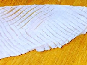 鱿鱼洗净沥干水份切成十字花刀后再切成条状