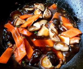 放入香菇和胡萝卜片炒入味