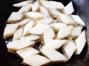 锅中倒入底油加热放入焖子中火煎起来