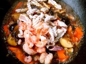 放入鱿鱼卷和去皮焯水后的虾仁大火快速翻炒均匀