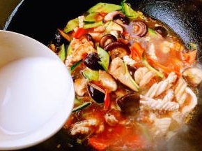 最后淋上水淀粉大火收汁成微微的糊状即可