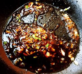 锅中倒入底油加热放入葱姜蒜爆香再放入调味料糖、蚝油、一品鲜酱油炒匀