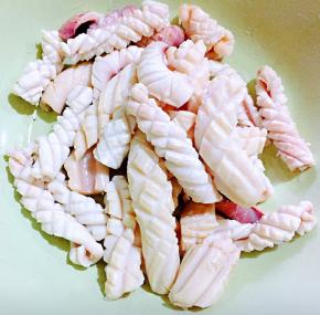 焯水断生的鱿鱼卷立即放入冷水中过凉后洗净沥干水份