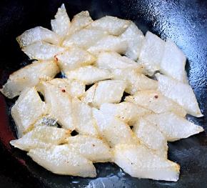 焖子煎成两面金黄色带嘎即可