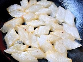 焖子煎成两面金黄色带嘎即可