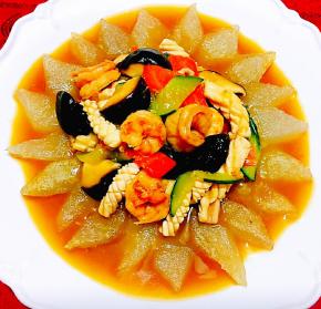 鲜嫩可口的海鲜时蔬装入盘中就大功告成了