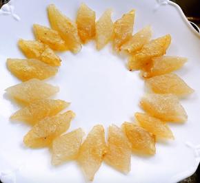 煎好的焖子摆入盘中