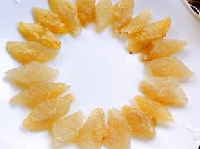 煎好的焖子摆入盘中