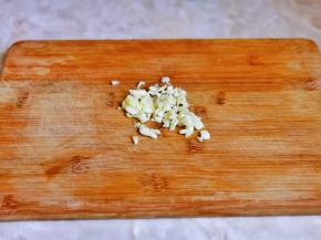 大蒜去皮切碎。