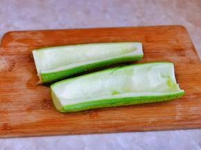 西葫芦洗干净，中间切开，瓜瓤挖掉。