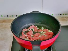 起油锅，加入蒜末炒香，加入香肠煸炒。