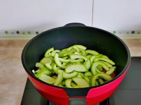 再加入切好的西葫芦翻炒。