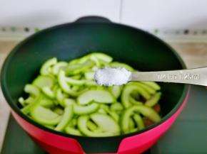 按个人口味加入盐。