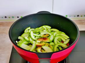 再加入一勺生抽。