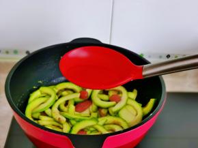 加入一汤勺纯净水，不要太多哈！