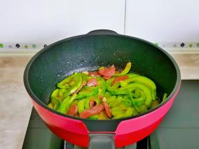 打开盖大火快速翻炒即可关火。