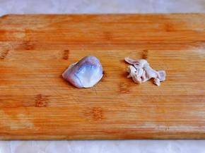 鸡胗处理干净，去掉边角。