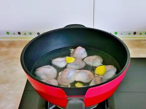 冷水下锅焯水，加入姜片，料酒烧开，煮至断生。