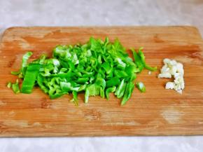 青椒洗干净去根去籽，切小块，大蒜去皮切碎。