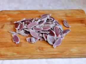 煮好的鸡胗捞出冷水冲洗干净，再切片。