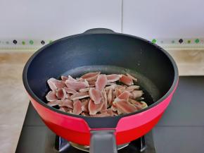 起油锅加入蒜炒香，再加入鸡胗。