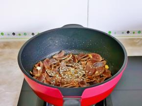 加入孜然，白芝麻快速翻炒。