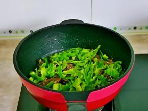 加入切好的青椒。